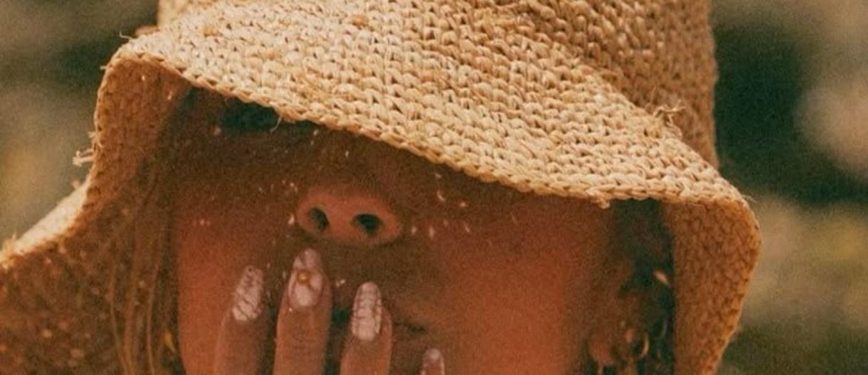 July Nails: Τα χρώματα που αναδεικνύουν το summer tan μας