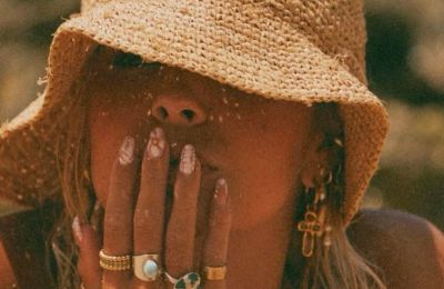 July Nails: Τα χρώματα που αναδεικνύουν το summer tan μας