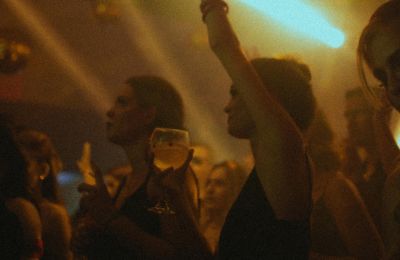 Άνοιξε το πρώτο μπαρ μόνο για γυναίκες