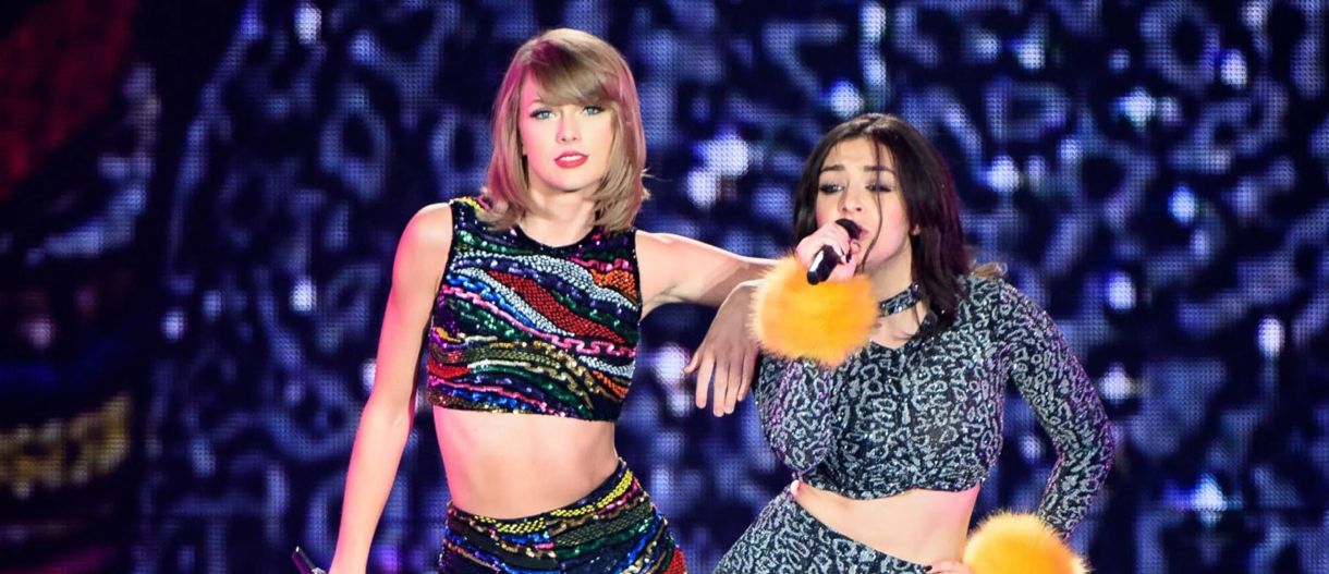 Η μπλούζα της Charli XCX ήταν «καρφί» για την Taylor Swift