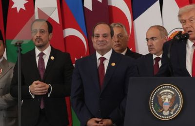 Γιατί όλοι οι ηγέτες φορούσαν κόκκινη γραβάτα