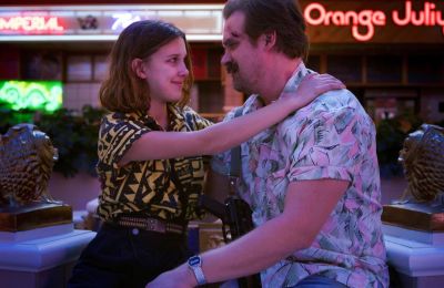 Millie: Αγκαλιά με τον Harbour μετά τις καταγγελίες εναντίον του 