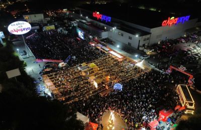 Γεμάτη λάμψη η φωταγώγηση των Χριστουγεννιάτικων δέντρων στις Αλφαμέγα