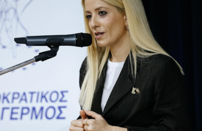 Δείτε την Αννίτα στην Ινδία, φορώντας παραδοσιακό ινδικό μαντήλι