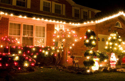 Ο Κύπριος που στολίζει κάθε χρόνο με 40.000 λαμπάκια το σπίτι του