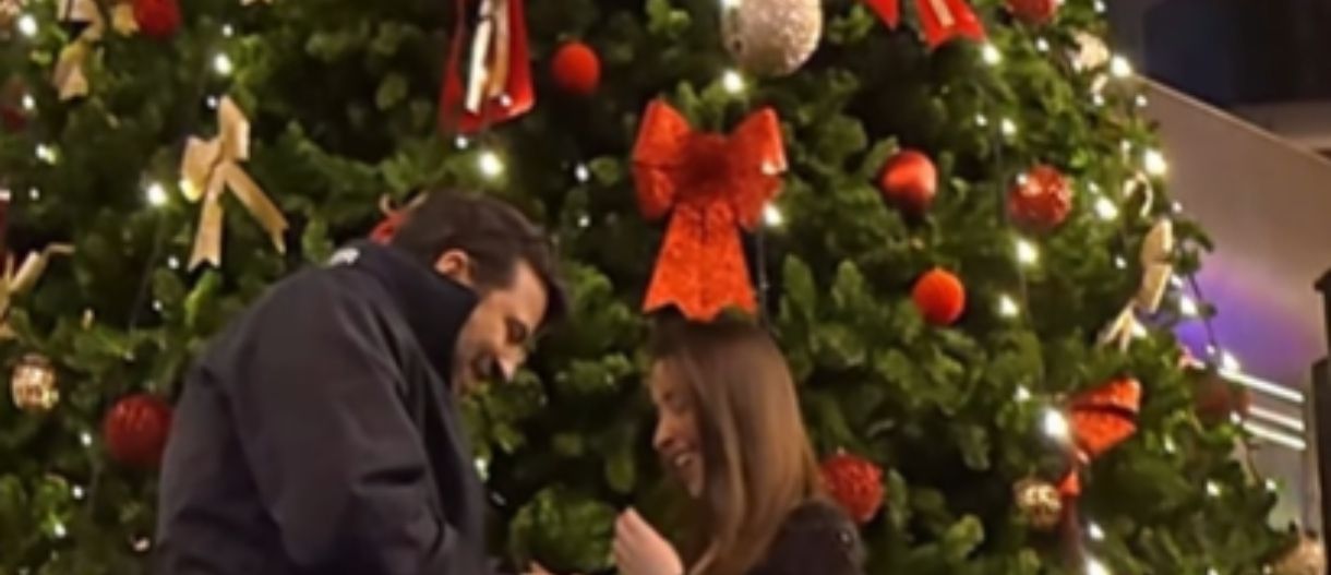 Η χριστουγεννιάτικη πρόταση γάμου που έγινε στο Epic Street Fest