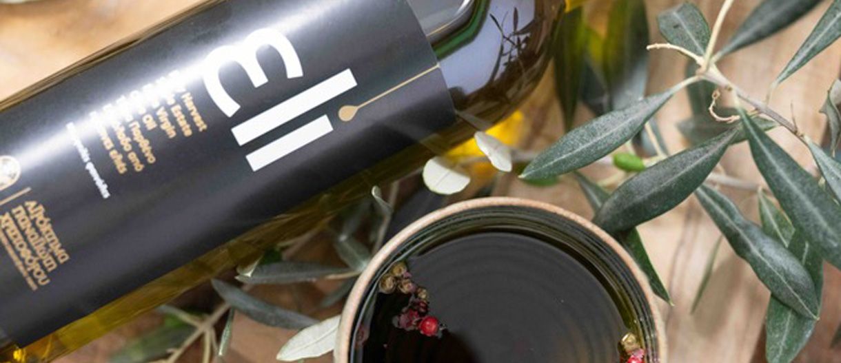 Το εli evoo παράγεται από πράσινες κυπριακές ελιές στην «Φάρμα Παναγιώτης Χριστοφόρου» στο Ακάκι και είναι χαμηλό σε οξύτητα, υψηλό σε πολυφαινόλες με έντονη αρωματική επίγευση. 
