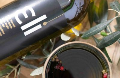 Το εli evoo παράγεται από πράσινες κυπριακές ελιές στην «Φάρμα Παναγιώτης Χριστοφόρου» στο Ακάκι και είναι χαμηλό σε οξύτητα, υψηλό σε πολυφαινόλες με έντονη αρωματική επίγευση. 