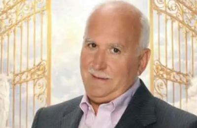 Αντιδράσεις με AI εικόνα του Παπαδάκη να κρατάει καφέ στον παράδεισο