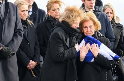 Βασίλισσα Σοφία: Το αντίο στην αδελφή της με ελληνική σημαία αγκαλιά 