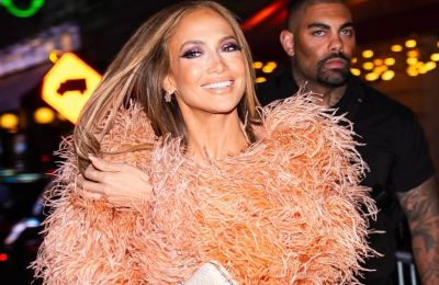 Jennifer Lopez: Έδωσε λεφτά σε άστεγο κρατώντας τσάντα 80.000 δολαρίων