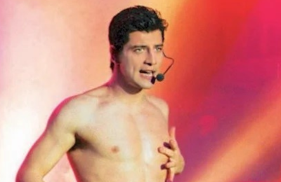 Ο Ηλίας Ψινάκης θυμάται το πιο τολμηρό look του Σάκη Ρουβά