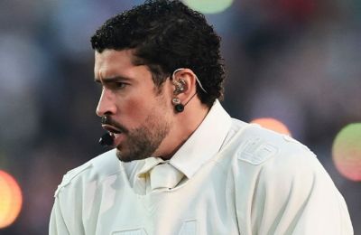 O Bad Bunny στο Super Bowl 2026 με total Zara look