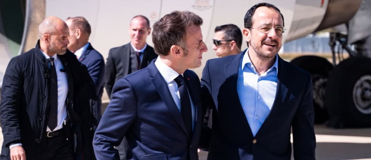 Που πήγε η γραβάτα και το παλτό του Macron