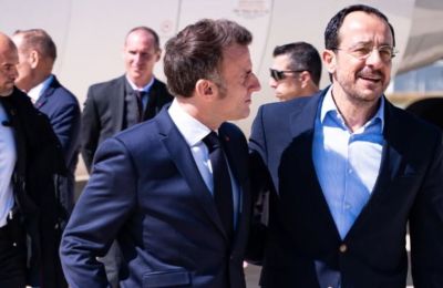 Που πήγε η γραβάτα και το παλτό του Macron