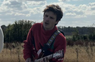 Cruz Beckham: Η μπηχτή στο αδελφό του μέσα στο νέο του τραγούδι