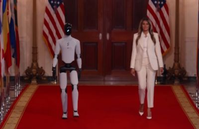 Εμφανίστηκε να περπατάει με ένα ρομπότ η Melania Trump