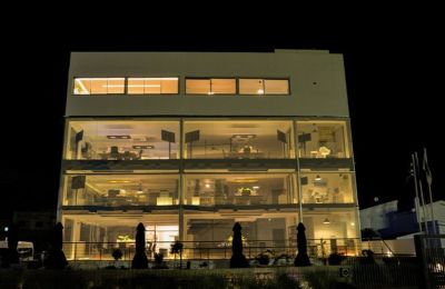 Το κτίριο της SppMedia φωταγωγείται για την Πορεία Χριστοδούλας 2026