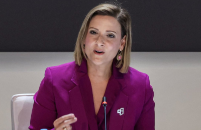 Η Πρώτη Κυρία απογειώνει το tailoring με ένα φουλάρι Gucci