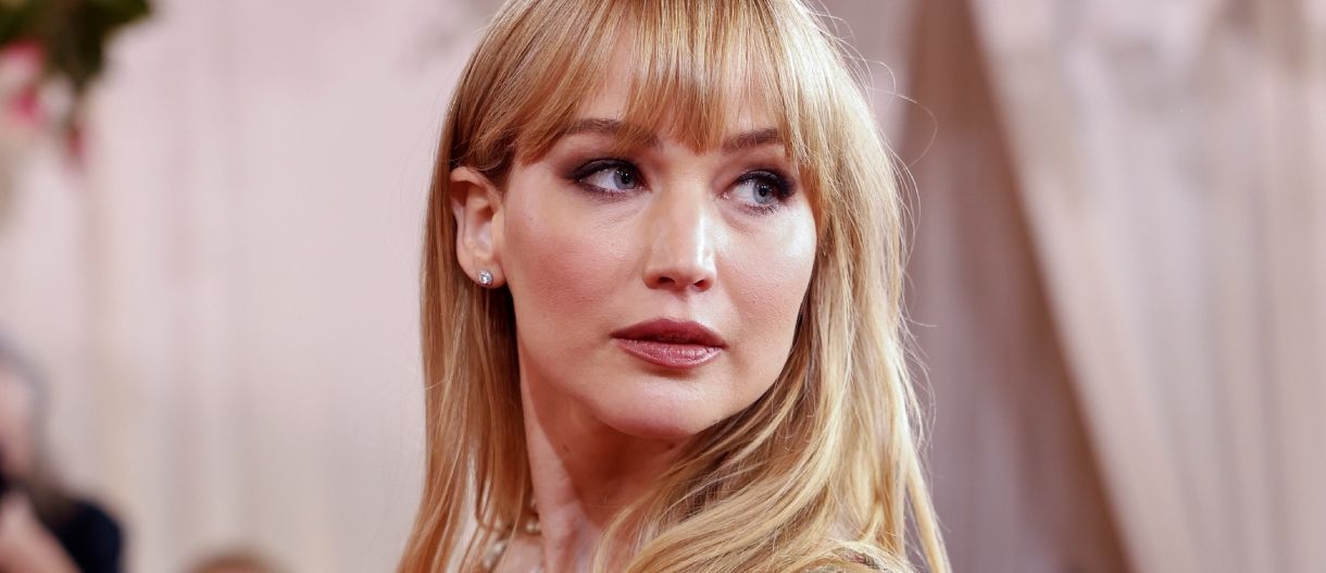 Jennifer Lawrence: Βρήκαμε στην κυπριακή αγορά τα sneakers που φοράει