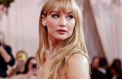 Jennifer Lawrence: Βρήκαμε στην κυπριακή αγορά τα sneakers που φορά