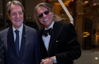 Ψινάκης: Το βίντεο που τσουγκρίζει αυγά με τον Αναστασιάδη 