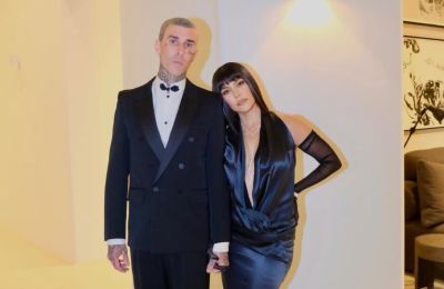 Kourtney: Η viral φωτογραφία του Travis να της γλύφει τα πόδια 