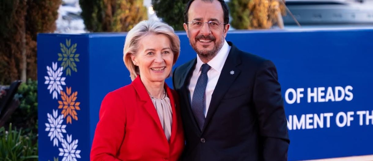 Με κόκκινο blazer η Ursula von der Leyen στην Κύπρο