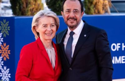 Με κόκκινο blazer η Ursula von der Leyen στην Κύπρο