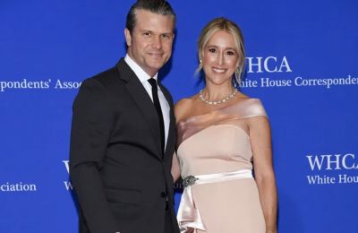 Η γυναίκα που πήγε στο δείπνο των ανταποκριτών με φόρεμα από το Temu