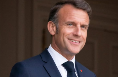 Ο Macron τραγούδησε Aznavour με τον πρωθυπουργό Αρμενίας στα ντραμς