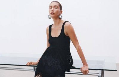 Hailey Bieber: Πρωταγωνιστεί στη νέα καμπάνια του οίκου Alaïa