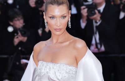 Η viral yoga πόζες της Bella Hadid με μικροσκοπικό μπικίνι 