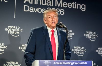 Trump: Viral το βίντεο που φαίνεται να αποκοιμήθηκε σε αγώνα NBA