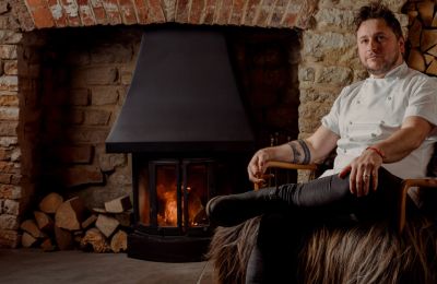 Ο βραβευμένος με αστέρι Michelin σεφ Josh Overington στο Salt & Fire 