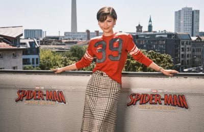 Με football jersey πόζαρε η Zendaya στο κόκκινο χαλί 