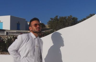 Ο Κύπριος που έκανε εμφάνιση με total white στον γάμο της Οικονομάκου