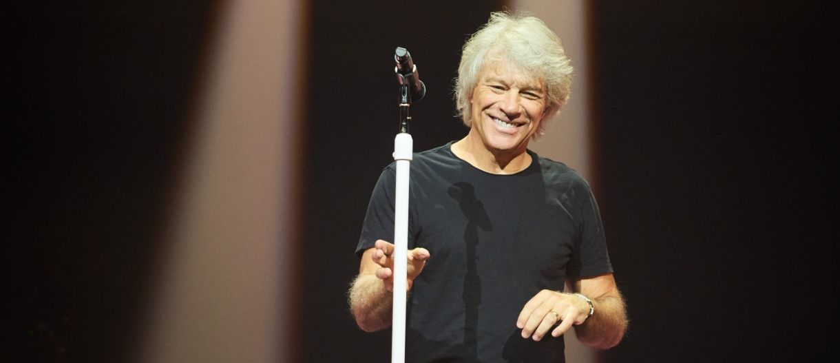 Το viral βίντεο με τον Bon Jovi να πέφτει από την σκηνή  