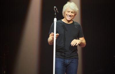 Το viral βίντεο με τον Bon Jovi να πέφτει από την σκηνή  