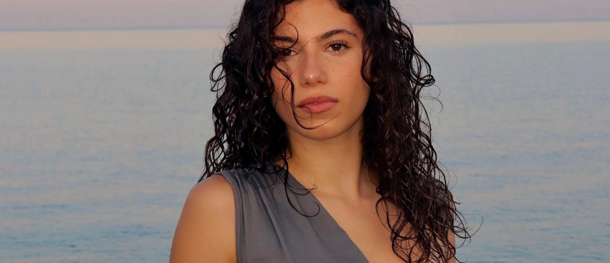 Η Χριστίνα Τζιωρτζή μάς αποκαλύπτει τα summer fashion essentils της