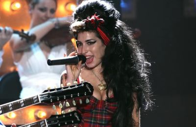 Amy Winehouse: Γιατί ο πατέρας της θα πληρώσει 1 εκατ. της φίλες της;