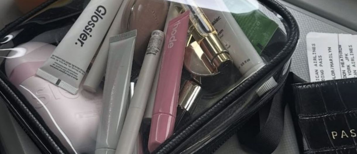 Τα beauty essentials που πρέπει να έχεις πάντα μαζί σου στην πτήση