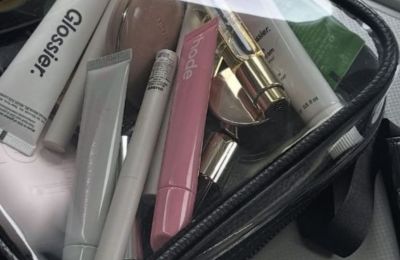 Τα beauty essentials που πρέπει να έχεις πάντα μαζί σου στην πτήση