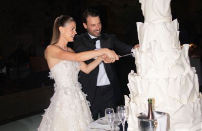 Μέσα στον παραμυθένιο γάμο της Αμαλίας Κωστοπούλου