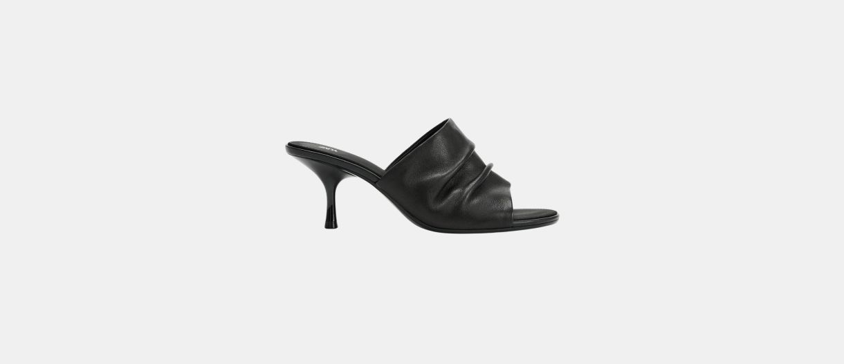 Δερμάτινο πέδιλο με τακούνι €59.95 από Zara