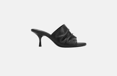 Δερμάτινο πέδιλο με τακούνι €59.95 από Zara