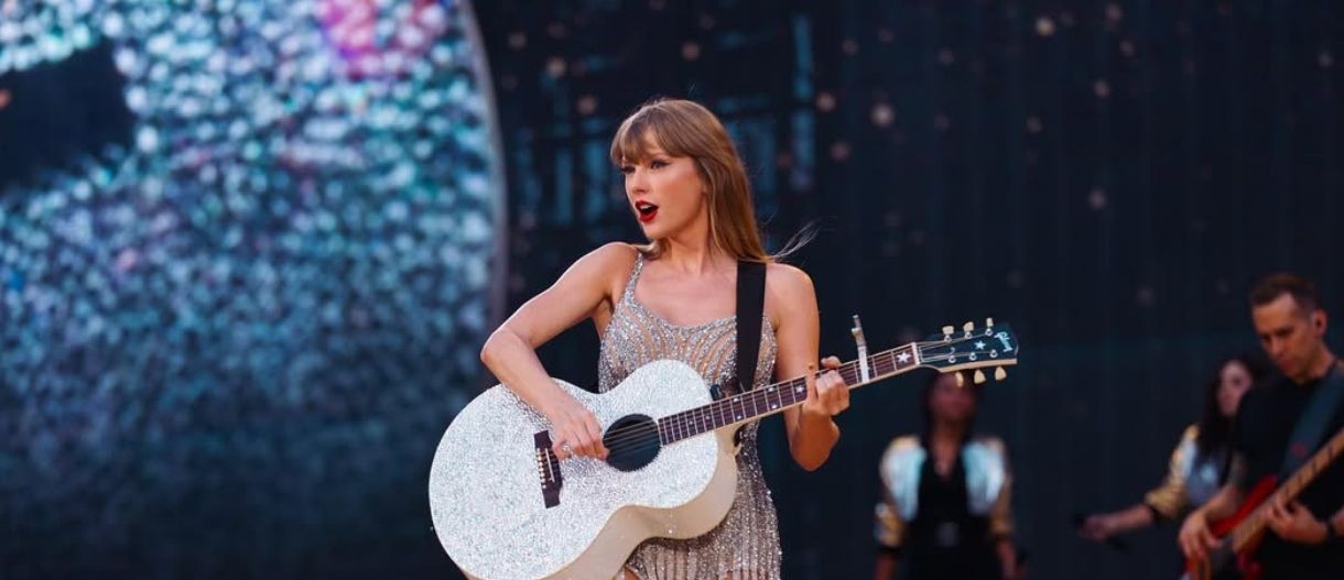 Αυτόν τον Έλληνα σχεδιαστή επέλεξε η Taylor Swift ως wedding guest