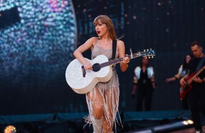 Αυτόν τον Έλληνα σχεδιαστή επέλεξε η Taylor Swift ως wedding guest