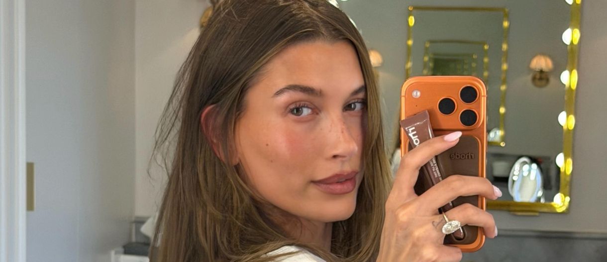 Η Hailey Bieber φέρνει ξανά στην μόδα το neon κίτρινο