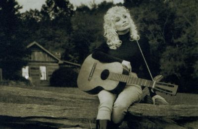 Dolly Parton: Το φτωχικό ξεκίνημα και η κατάκτηση της country μουσικής